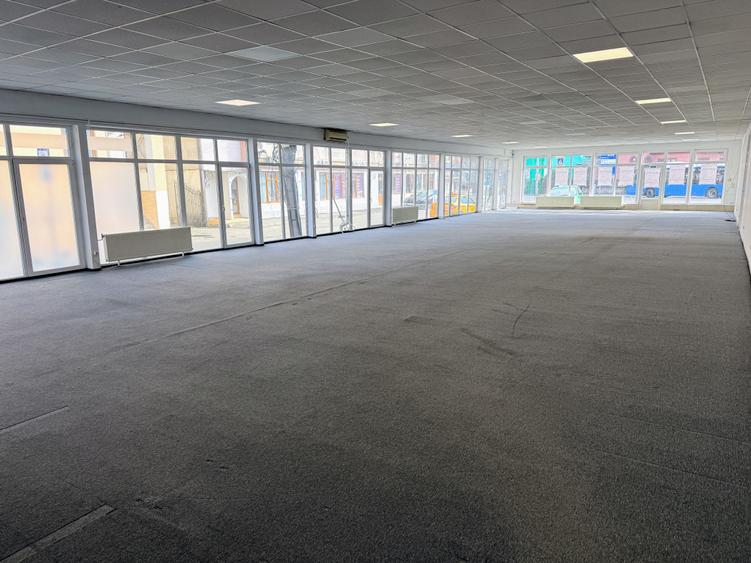 Showroom 300mp Soseaua Alba Iulia langa benzinăria Mol cu vitrina mare