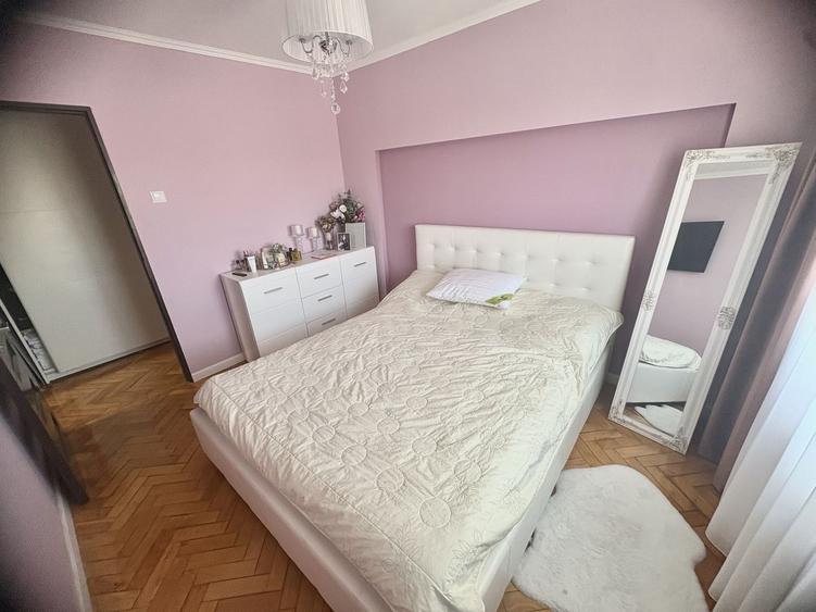 Apartament cu trei camere de vânzare, renovat complet, central