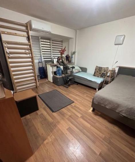 Garsoniera bloc mixt parter plus balcon zona metrou Romancierilor