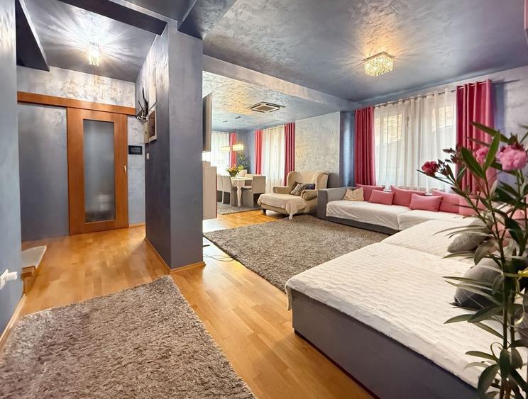Două case separate , utilizare mixtă– rezidențial & comercial.