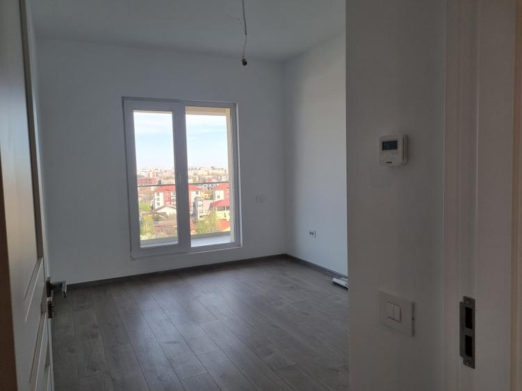 Apartament 3 camere,centrala proprie,mutare imediata,vedere catre Lacul Morii!