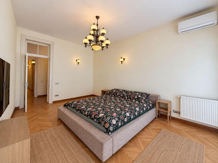 Apartament interbelic cu șemineu și balcon | Lângă Parcul Cișmigiu