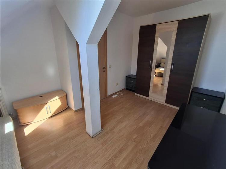 Apartament 3 camere balcon zona Vasile Aaron