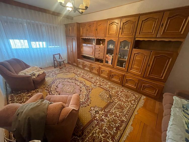 Apartament cu 3 camere decomandat, etajul 3/8, zona Cug