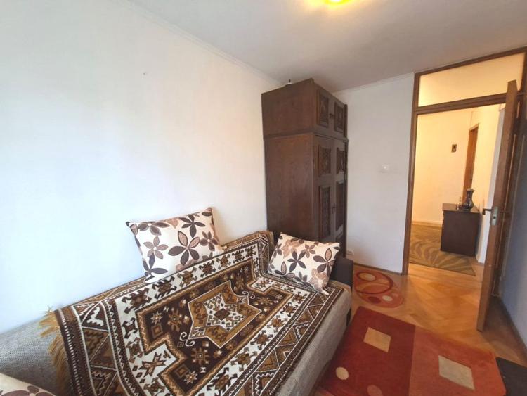 Apartament 3 camere decomandate zona Scoala de Inot