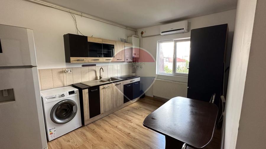 Apartament cu 3 camere de vânzare în zona Soarelui