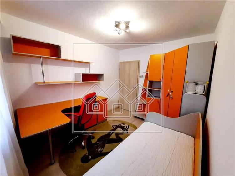Apartament cu 3 camere, 2 bai, balcon, zona Strand