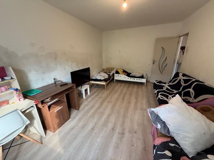 3 Camere Et.1/4 An constructie 1984 Zona Apusului - Metrou Gorjului
