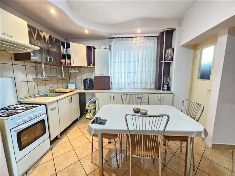 Apartament 3 camere Tudor etaj 2 cu 2 bai, balcon 16 mp.