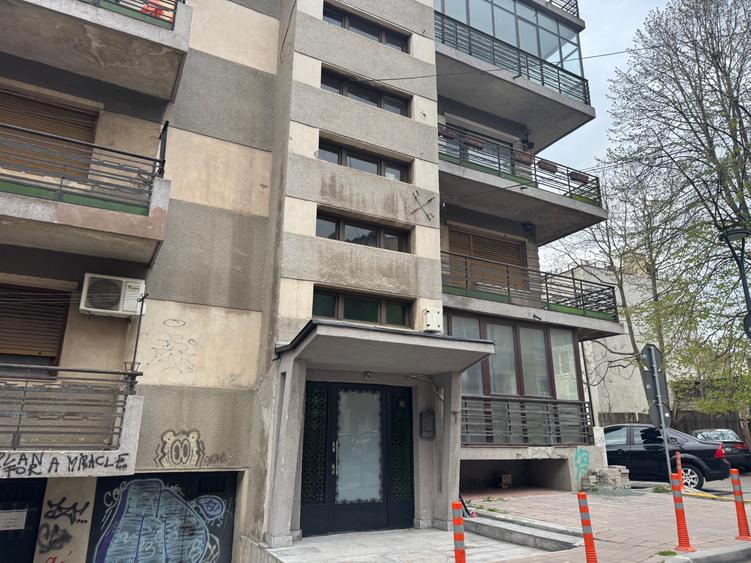 Vând apartament 4 camere central, parter