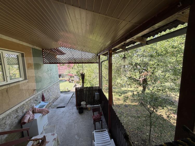 Casă cu 4 camere, 100 mp, teren 2500 mp, zona Garcei