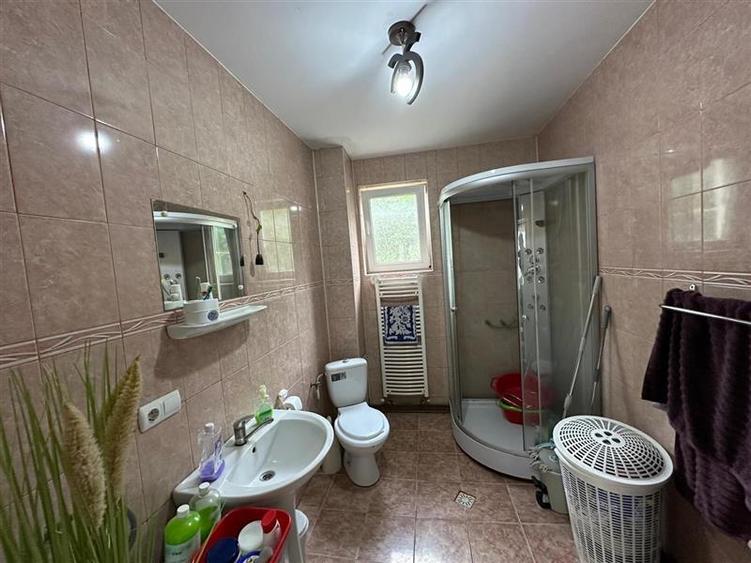 Casa spatioasa 160mp, cu 6 camere si 2150 mp teren