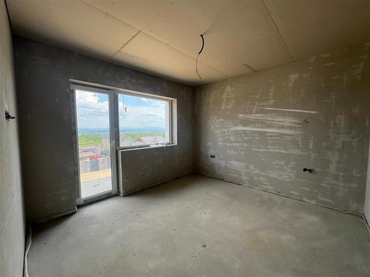 Casa cu 4 camere 5 ari teren