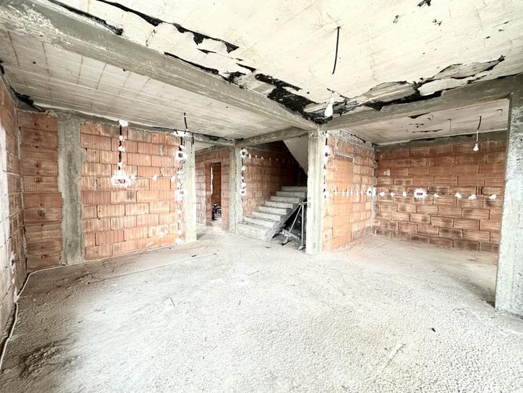 Duplex la roșu cu 5 camere, 127 mp utili 305 mp teren - Dumbravita