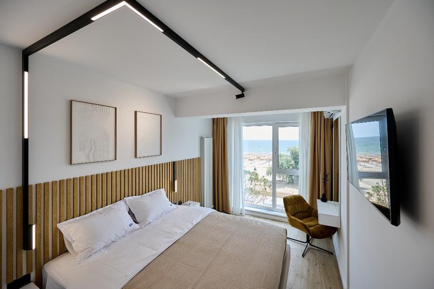Ofer pentru inchiriere apartament 3 camere cu vedere frontala la mare