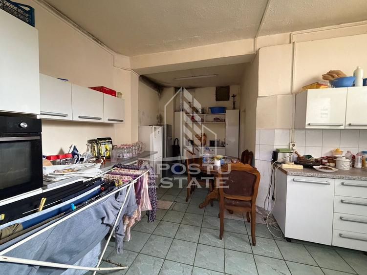 Casa individuala, cu 12 camere,5 bai, acces auto, teren 642, Girocului