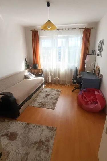 Apartament 2 camere, hol patrat, etaj intermediar, Dambu