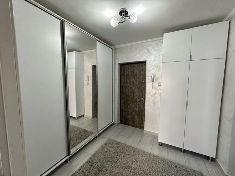 Apartament cu 2 camere semidecomandat, mobilat în Polonă