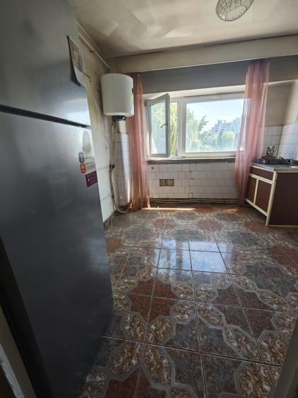 Apartament de vanzare, cu 3 camere spațios, etaj 1, zona Parcul Mara