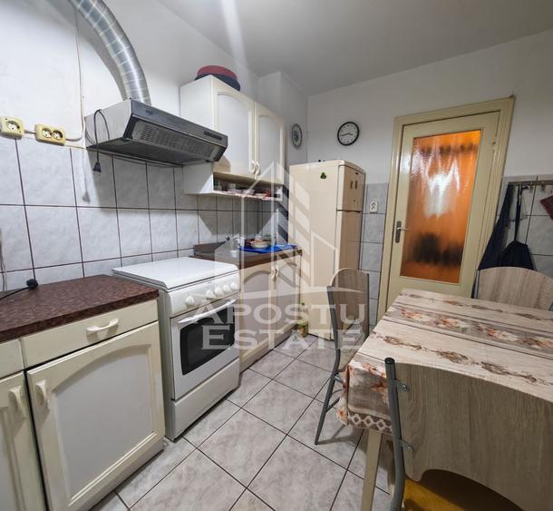 Apartament de vanzare cu 3 camere si 2 bai, decomandat, zona Sagului