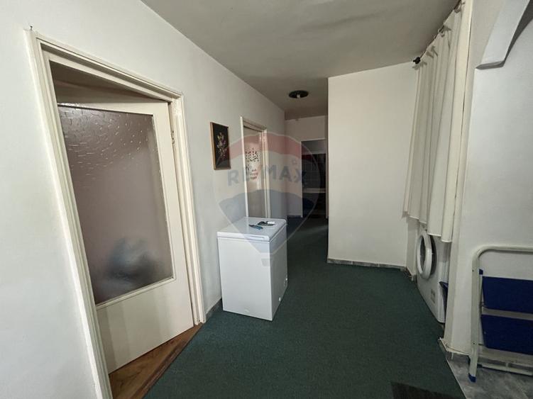 Apartament cu 3 camere de închiriat în zona Central