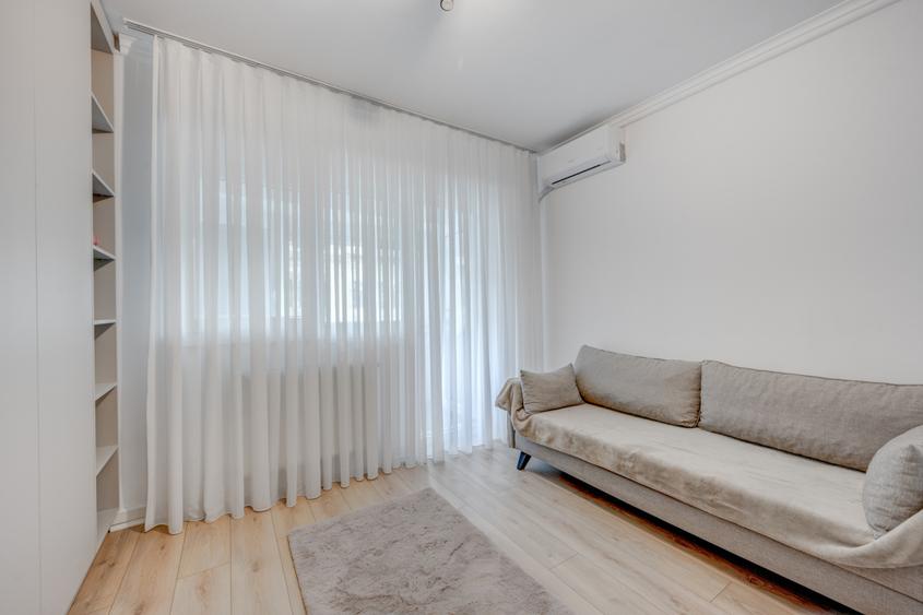 Apartament cu vedere spectaculoasă, 3 camere, 2 băi, bloc 1979, Universitate!