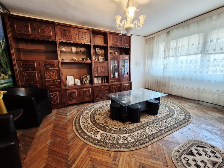 Apartament 3 camere de vânzare – Zona Centrală, decomandat