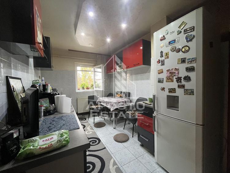 Apartament cu 3 camere,2 bai, etajul 1,centrala proprie,zona Girocului