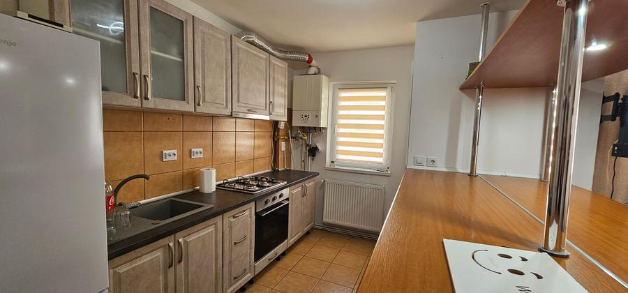 Inchiriez apartament de 3 camere,situat in Cartierul Vasile Aaron,mobilat,et.1
