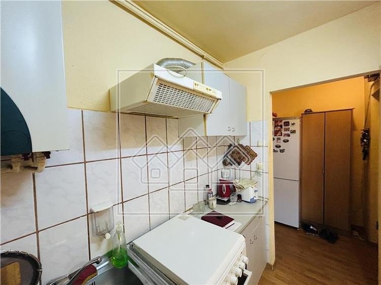 Apartament 3 camere, zona Cedonia, cu balcon, la cheie