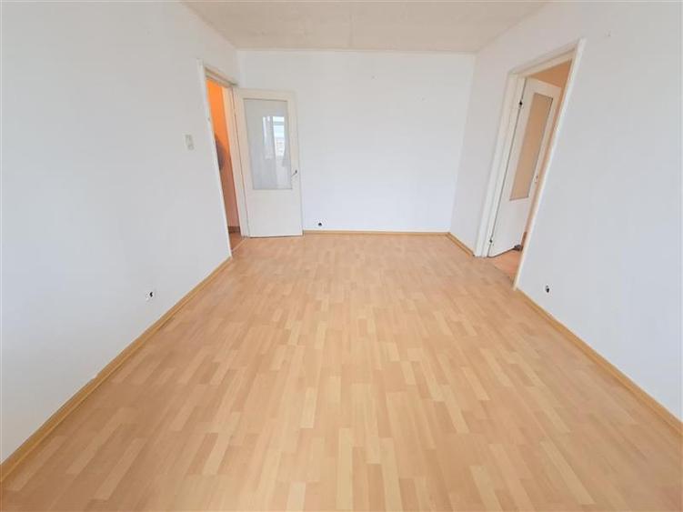 Apartament 3 camere semidecomandat, zona Milcov