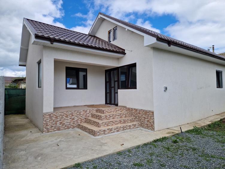 Agenție imobiliară vindem casa la sol cu 4 camere în Năvodari