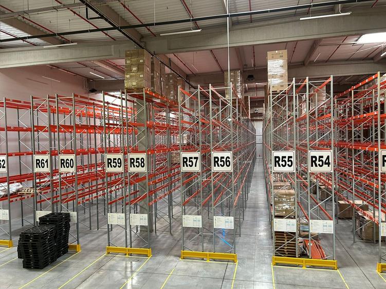 Spațiu cu rafturi pentru Logistică/Depozitare