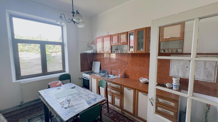 Conac boieresc renovat, 3.300 mp teren, central, Caracal