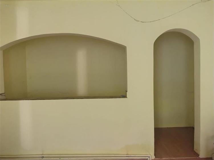 Casa saseasca, central, 2 corpuri, 9 camere, cu teren 2.826 mp, rezidential sau