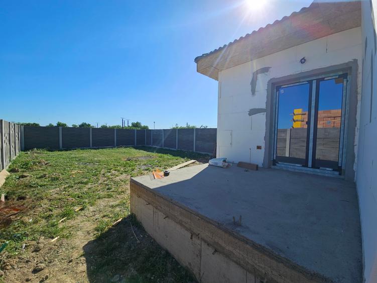 Duplex despartit prin camera tehnica cu asfalt