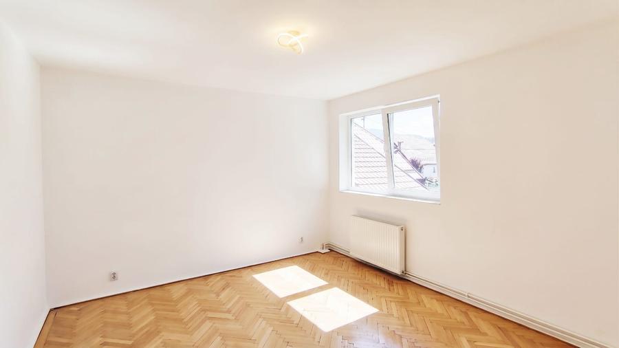 Casă renovată complet, 6 camere, 2 băi, 2 bucătării, cramă, Ghimbav, central
