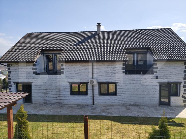 Casă de vânzare cu priveliste superba – proprietate ideală pentru două familii