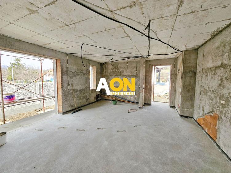 Apartament cu 3 camere, 2 bai, curte proprie, parcare si boxa 40 mp
