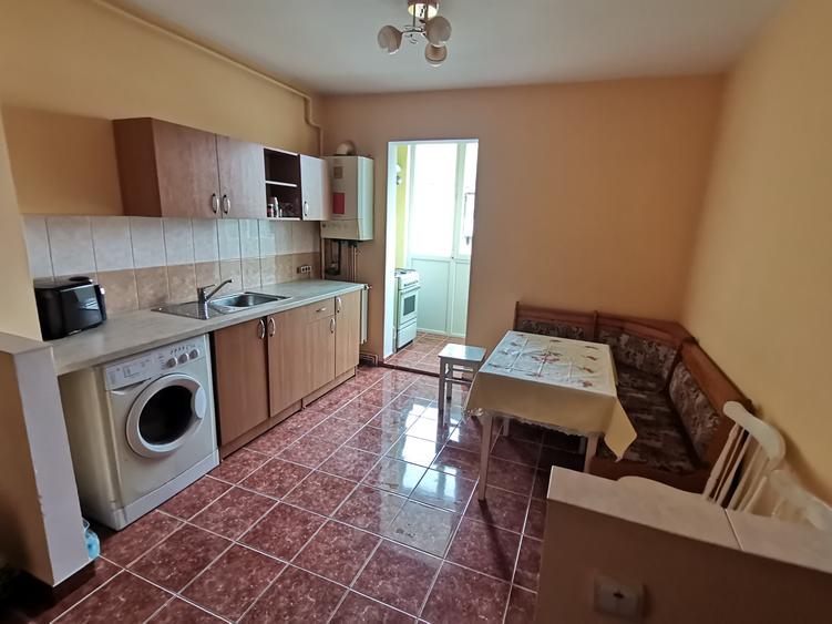 INCHIRIEZ apartament 2 camere decomandat ,zona Strand