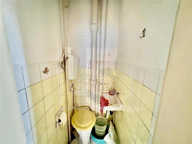 Casa de vanzare in Cisnadie - 6 camere, garaj - teren 250 mp