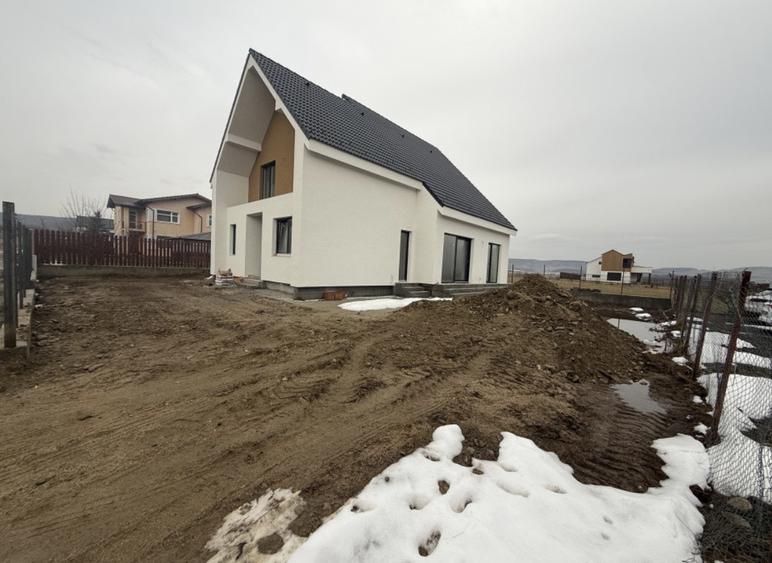 Casa individuală, semifinisata, 160 mp utili , 500 mp teren, zona Motel Gilău