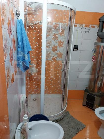 Casă spațioasă cu 7 camere, 200 mp, teren 10 ari, zona Tarlisua