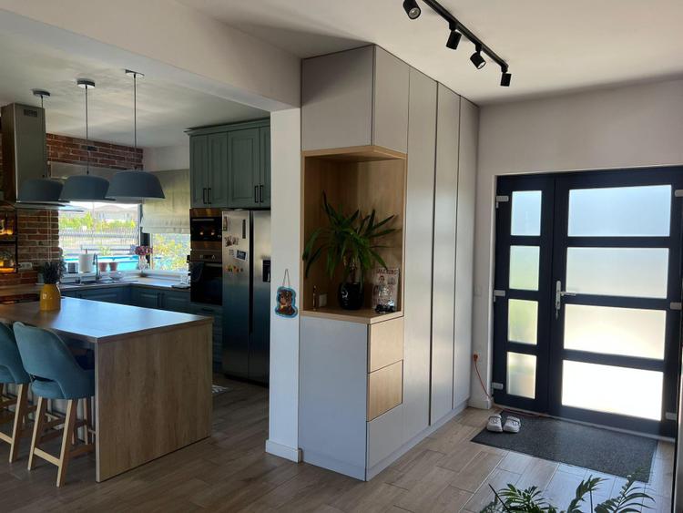 Casa moderna cu panouri fotovoltaice si curte amenajata, Dezmir
