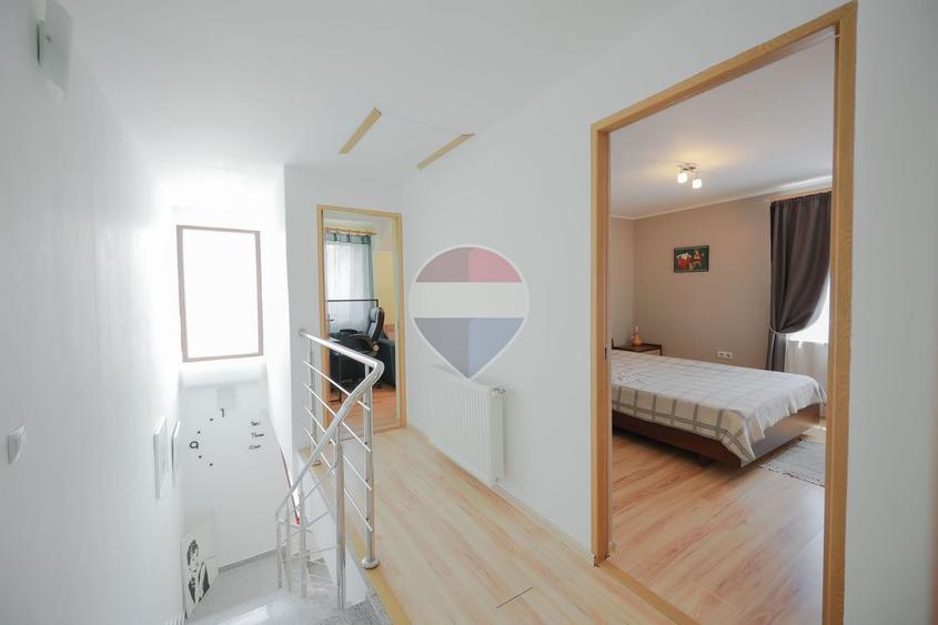 De vânzare casă - duplex cu 4 camere, panouri fotovoltaice -Sântandrei