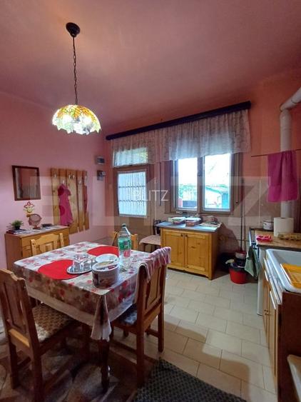 Casa renovabila cu 2 spatii comerciale, 416.6 mp, teren de 781 mp, zona Micro I - 4