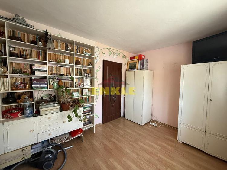 De vânzare apartament 4 camere decomandat, etaj 1 – zona Capat la 1