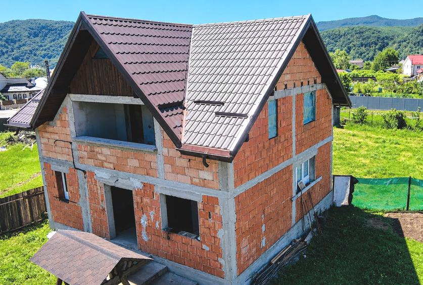 CASǍ la ROȘU cu teren 600 mp, CUT - DUMBRAVA ROȘIE.