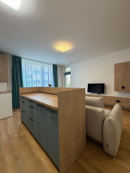 Apartament 3 camere, 2 bai, balcon, etaj intermediar, parcare