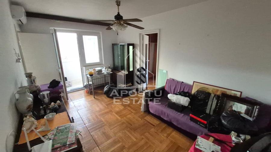 Apartament cu 3 camere, balcon, zona Sagului